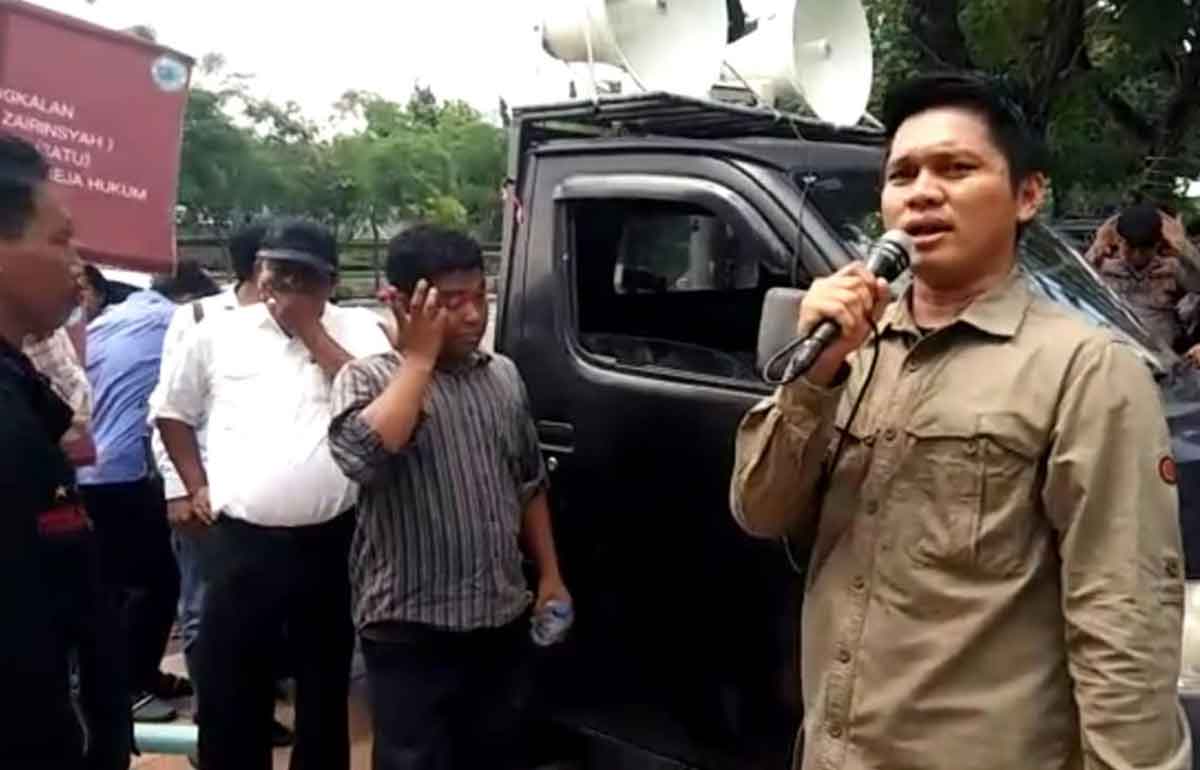 koordinator aksi di lapangan, Abdurahman Tahir, saat berorasi di depan Kantor Gubernur Jatim.