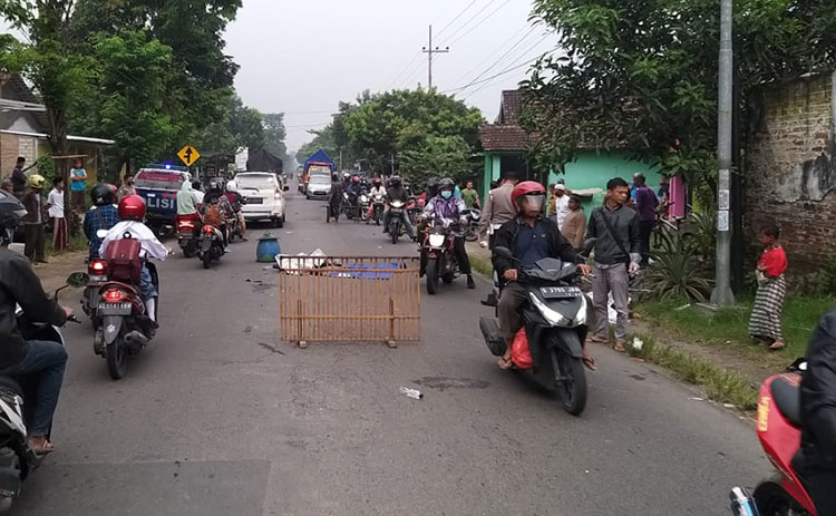 Kedua korban kecelakaan di jalan umum Dusun Kencong Tengah, Desa Kencong, Kecamatan Kepung, Kabupaten Kediri.