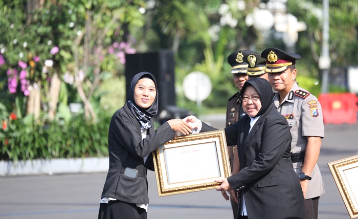 Wali Kota Risma saat memberikan penghargaan kepada salah satu guru. Foto: ist