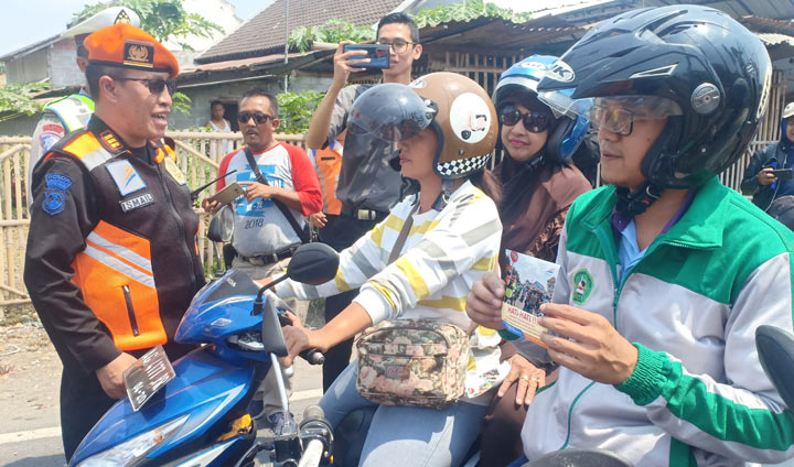 PT KAI bersama Dishub dan Kepolisian saat melakukan sosialisasi di perlintasan kereta api di Blitar.