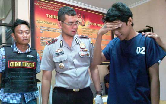 Ilham (kanan), terpaksa harus menjalani bulan Ramadhan di penjara. (foto: rusmiyanto/BANGSAONLINE)