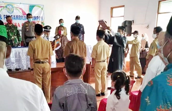 Sejumlah desa tetap melaksanakan pelantikan perangkat desa. foto: BAMBANG/ BANGSAONLINE