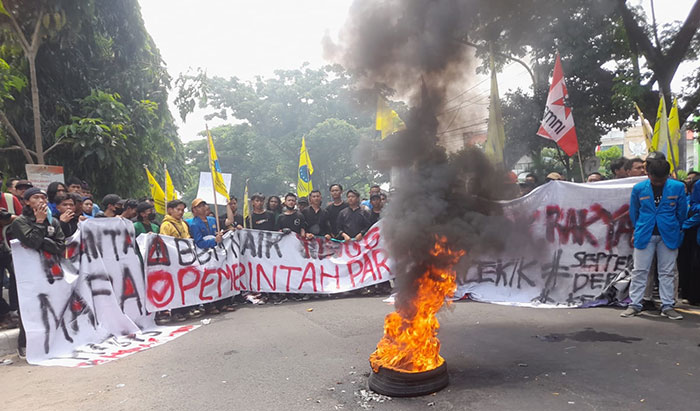 Aliansi Mahasiswa Kediri Menggugat saat demo menolak kenaikan harga BBM dengan membar ban.