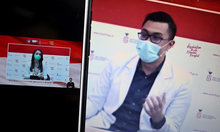 dr. Reisa Broto Asmoro, Juru bicara Covid 19 berdialog dengan dr. Gia Pratama Putra, Kepala instalasi IGD dalam Dialog produktif bertema 
