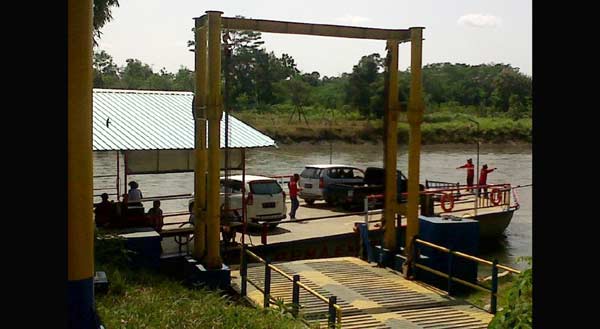 RESIKO BESAR: Penumpang dan kendaraan yang menggunakan jasa perahu untuk penyeberangan, kemarin. foto: feri/ BANGSAONLINE