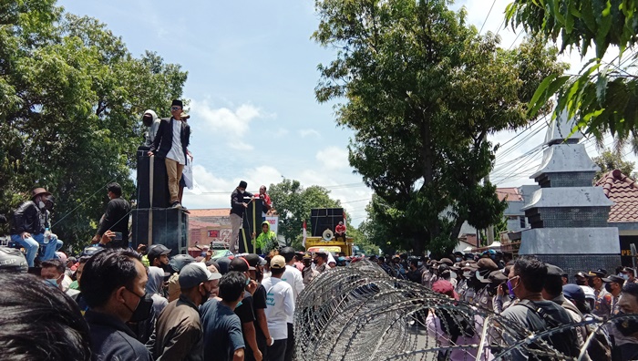 Ribuan Massa Dukung Kejari Situbondo Usut Tuntas Dugaan Korupsi ...