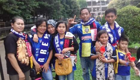 Wondo asal Malang beserta keluarganya rela datang ke Jakarta demi tim kesayangan mereka berlaga di final Piala Bhayangkara 2016.