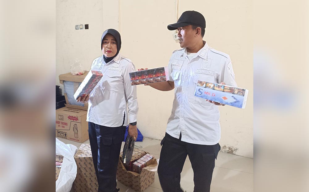 Petugas Satppl PP dan Bea Cukai Gresik saat menggerebek ruko tempat penyimpanan rokok ilegal di Desa Morowudi, Kecamatan Cerme. Foto: Ist.