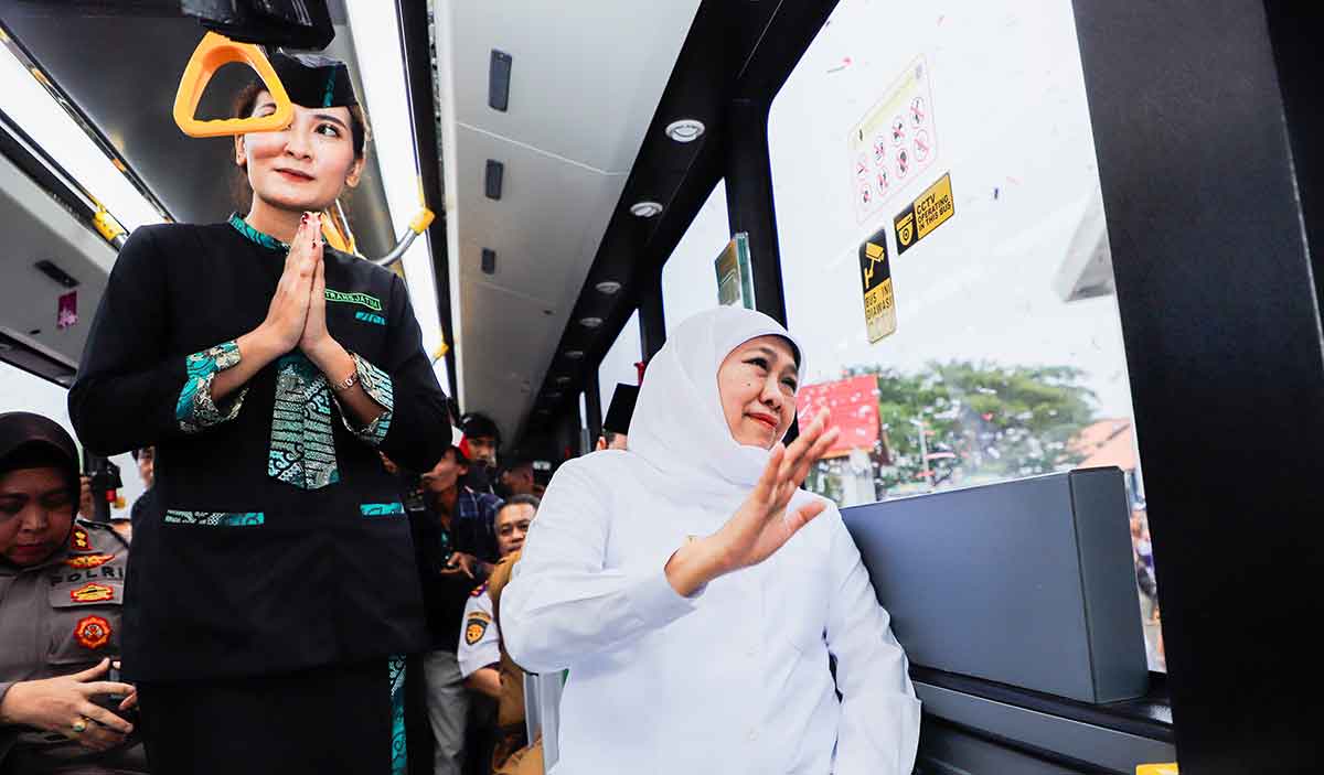 Gubernur Khofifah saat menyapa masyarakat ketika berada di Transjatim.