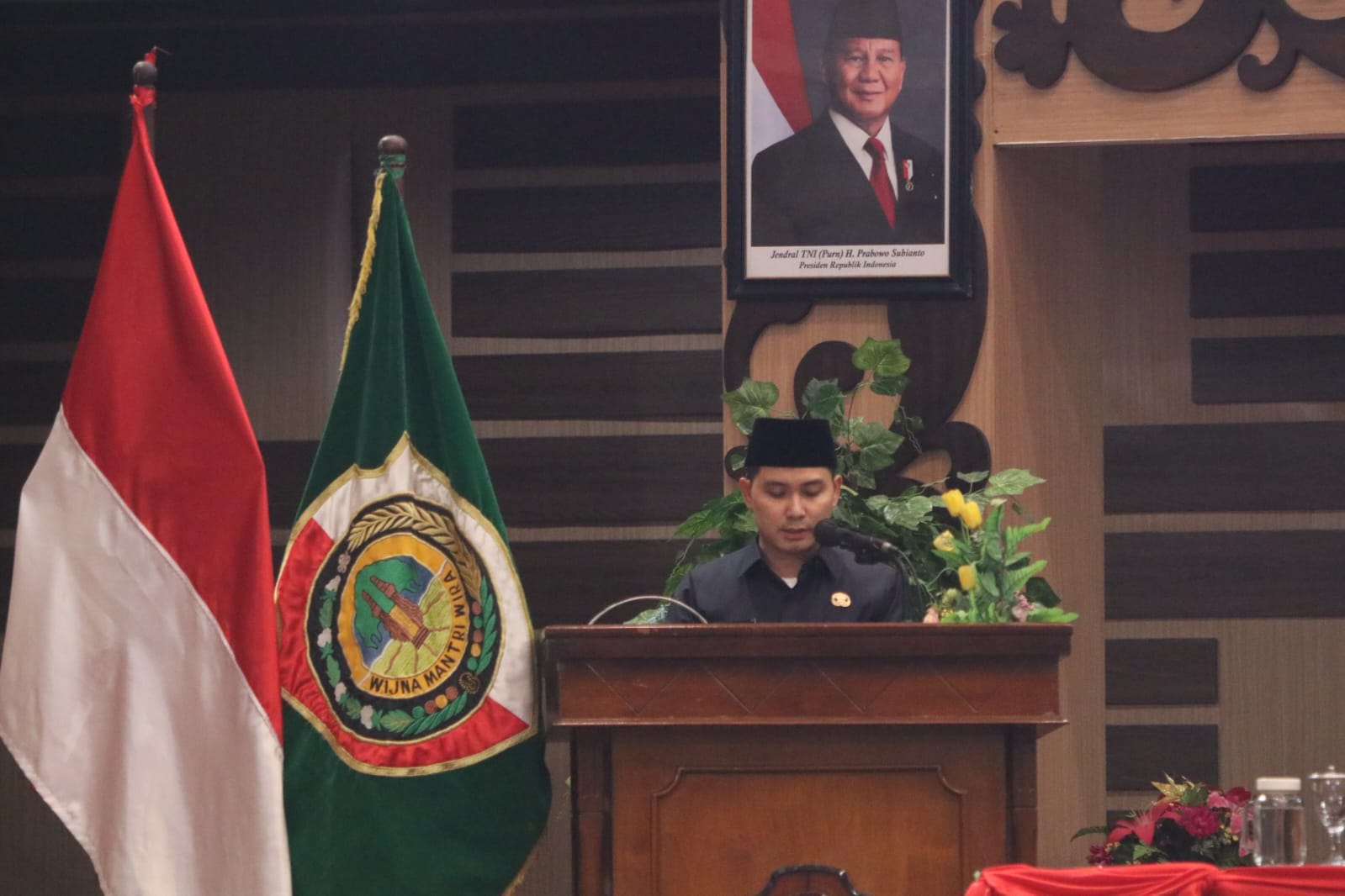 Bupati Muhammad Al Barra saat  Sidang Paripurna DPRD Kabupaten Mojokerto