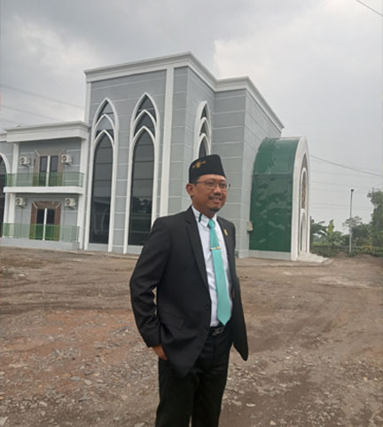 Sudiono Fauzan (ketua yayasan), saat tinjau lokasi gedung baru.