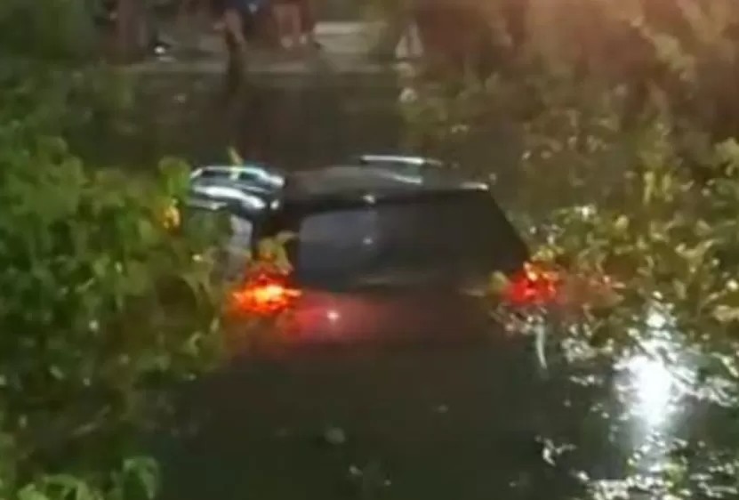 Kondisi mobil usai mengalami laka terjun ke sungai
