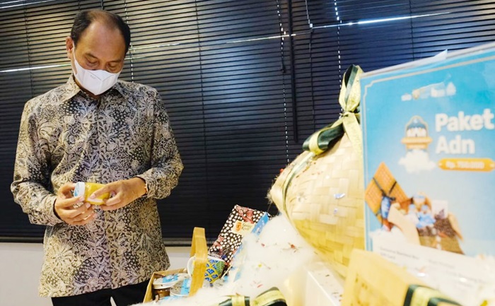 Direktur Utama Semen Gresik, Subhan memeriksa produk UMKM Rembang yang digunakan untuk paket Ramadan. foto: ist.