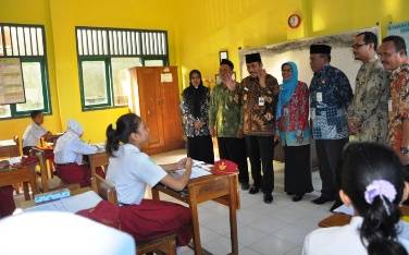 Wabup, Moh Qosim, didampingi Kadispendik, Mahin dan Kemendepag Gresik, Haris Hasanudin ketika sidak Unas di SDN  Sukomulyo, Manyar. (foto: syuhud/BANGSAONLINE)