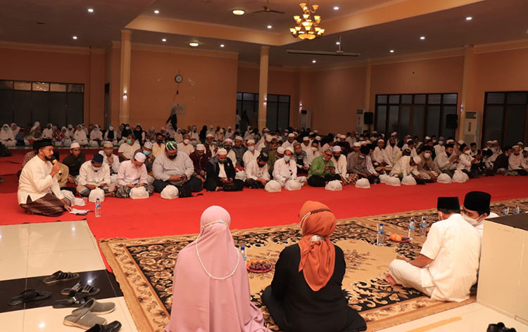 Pemkot Pasuruan melalui Bagian Administrasi Kesejahteraan Rakyat Kota Pasuruan menggelar Khotmil Quran bertemakan “Dengan Berkah Alquran Kota Pasuruan Menjadi Kota Madinah Maju Ekonominya, Indah Kotanya, Harmoni Warganya" di Gedung Gradhika Bhakti Praja Kota Pasuruan, Selasa (25/5/2021) malam.