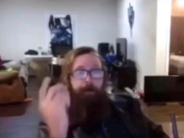 Ronnie McNutt dengan pistol di tangan, sesaat sebelum bunuh diri secara live streaming. (Image: Twitter)