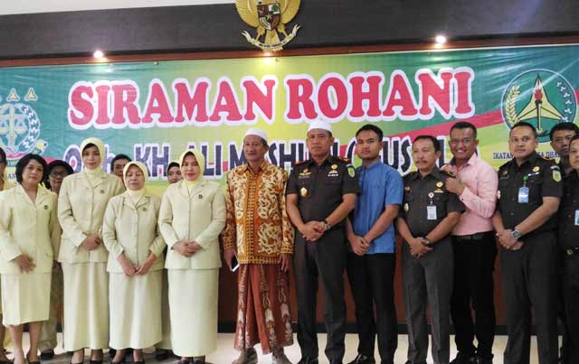 Gus Ali saat foto bersama Keluarga Besar Kejari Sidoarjo usai siraman rohani. foto: NANANG I/ BANGSAONLINE