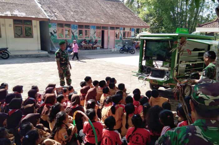 Siswa-siswi SDN Pudak Wetan Ponorogo menerima penjelasan tentang Simokos.