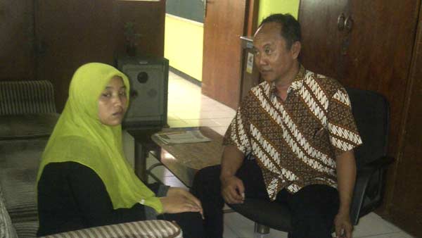 BINGUNG: Gadis yang ditemukan Polsek Pace saat diamankan di Kantor Dinsos Nganjuk. foto: soewandito/ BANGSAONLINE
