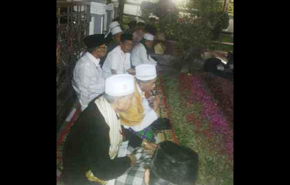 KH Hasyim Muzadi bersama para Kiai di makam Hadratussyaikh Hasyim Asyari, KH A Wahid Hasyim, KH Abdurrahman Wahid (Gus Dur). (foto: BANGSAONLINE)