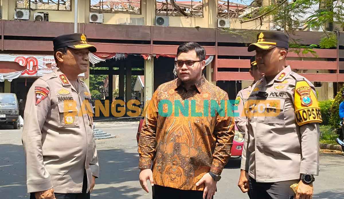 Kapolda Jatim saat meninjau gedung dewan dan pemerintah daerah setempat yang dibakar massa didampingi Bupati Kediri dan Kapolres Kediri. Foto: MUJI HARJITA/BANGSAONLINE