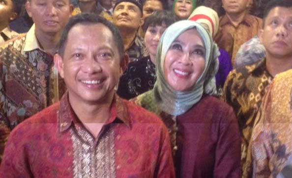 Komjen Pol Tito Karnavian bersama istri usai kegiatan pisah sambut Kapolda Metro Jaya kepada Irjen Pol Moechgiyarto, Senin (21/3) malam di Mapolda Merto Jaya. foto: rakisa/ BANGSAONLINE