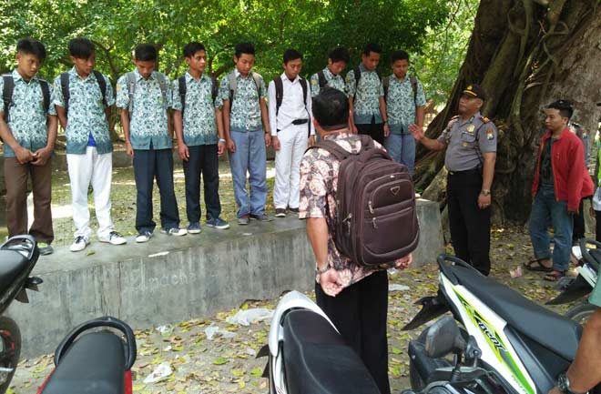 Petugas saat memberikan pembinaan kepada 11 siswa yang bolos sekolah. foto: SUWANDI/ BANGSAONLINE