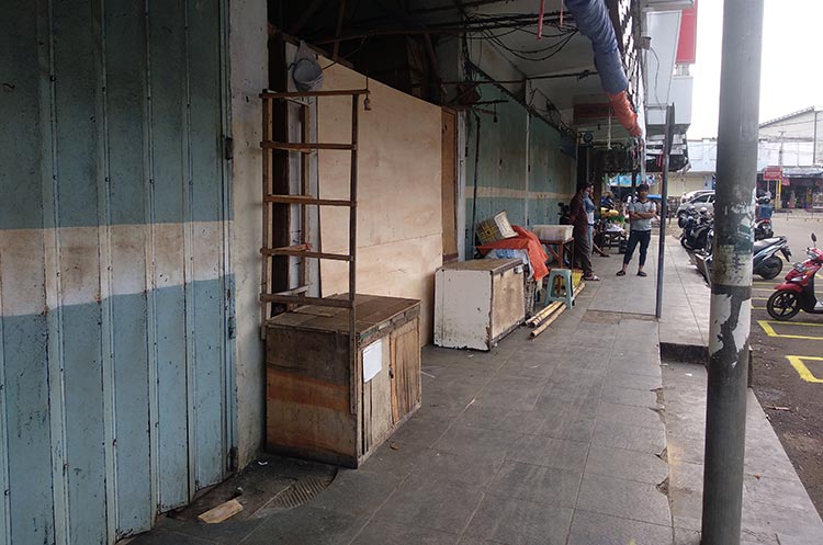 Hari Pertama Pasar Dibuka, Suasana Sepi dan Banyak Pintu Masuk Ditutup Triplek