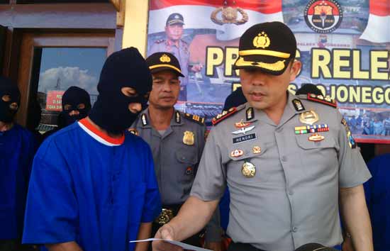Kapolres Bojonegoro, AKBP AKBP Hendri Fiuser saat menunjukkan pelaku penambang pasir ilegal. foto: eky nurhadi/BANGSAONLINE