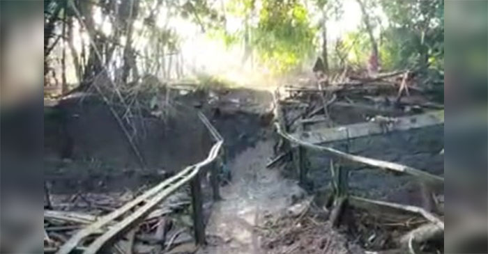 Suasana banjir lumpur yang melanda dua desa di Kecamatan Nguling, Kabupaten Pasuruan.