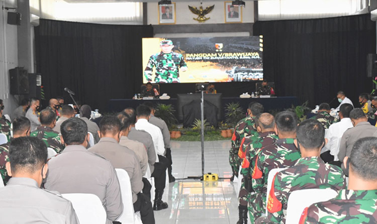 Kapolda Jawa Timur Irjen Pol. Mohammad Fadil Imran bersama Pangdam V/Brawijaya Mayjend TNI Suharyanto dan Pangkoarmada II Laksamana Muda TNI I. N.G. Sudihartawan saat berkunjung ke Polres Tuban, Senin (9/11/2020). (foto: ist)