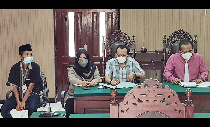 Ani Kasanah alias Anang Sutomo (kiri) didampingi pengacaranya saat mengikuti sidang pembacaan putusan oleh Hakim Tunggal Adika Budi Prasetyo, dalam sidang di PN Kabupaten Kediri, Kamis (8/7). foto: MUJI HARJITA/ BANGSAONLINE