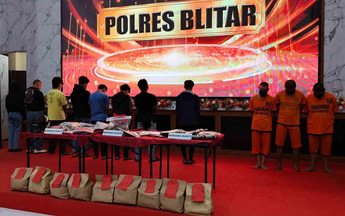 Konferensi pers terkait kericuhan yang disebabkan konvoi pesilat di Mapolres Blitar.