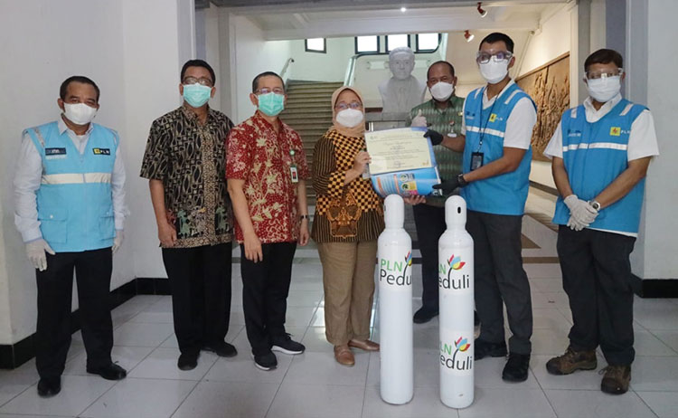 Wakil Direktur Utama PLN Darmawan Prasodjo (kedua dari kanan) memberikan bantuan sebesar Rp 1,69 miliar kepada sejumlah rumah sakit di Jateng. (foto: ist)
