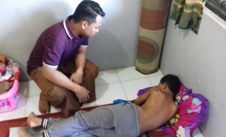 Kondisi korban saat diamankan ke salah satu rumah warga.