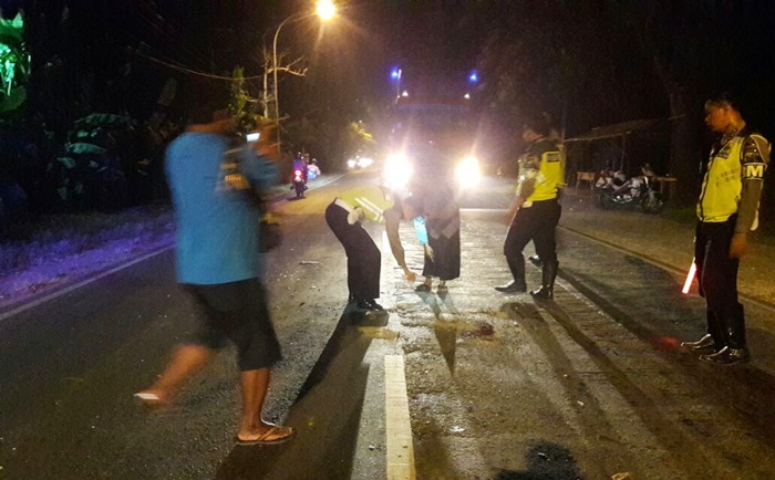 Petugas saat membersihkan TKP usai evakuasi korban kecelakaan.