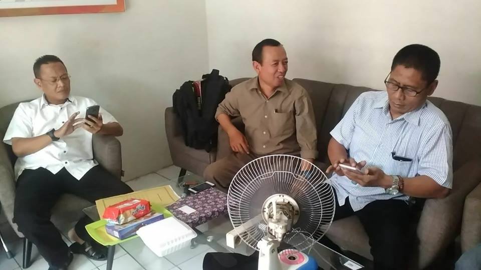 Muslih HS (kiri) saat mendatangi Kantor Panwaslu Lamongan soal dugaan money politics yang diduga dilakukan salah satu paslon pilgub Jatim. foto: bangsonline.com