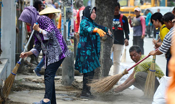 Wali Kota Risma memimpin kerja bakti di sepanjang Jalan Pasar Kembang Wonorejo-Jalan Pandegiling, Surabaya.