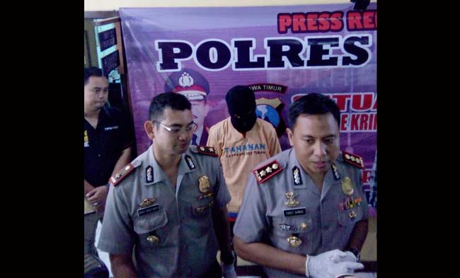 Tersangka saat diamankan di Mapolres Tuban. foto: SUWANDI/ BANGSAONLINE