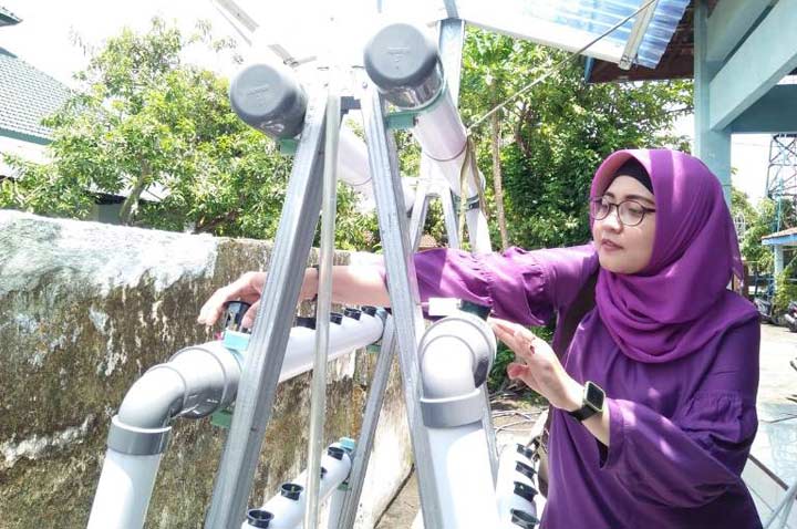 Salah satu peserta mempraktikkan pelatihan hidroponik.