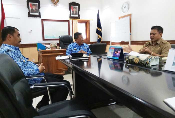 Tim kuasa hukum para tergugat sengketa Pasar Tulakan saat mendatangi ruang kerja Bupati Indartato. 