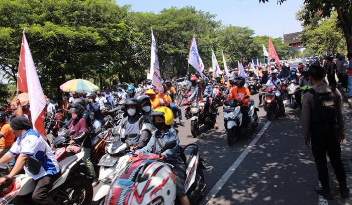 Ribuan massa aksi yang menolak kenaikan harga BBM di Surabaya.