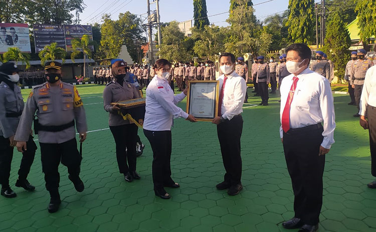 Kapolresta Banyuwangi Kombes Pol. Arman Asmara Syarifuddin, S.I.K., mendapatkan penghargaan dari Tim Reaksi Cepat Perlindungan Perempuan dan Anak (TRC PPA) Indonesia, Senin (7/6/2021). (foto: ist)