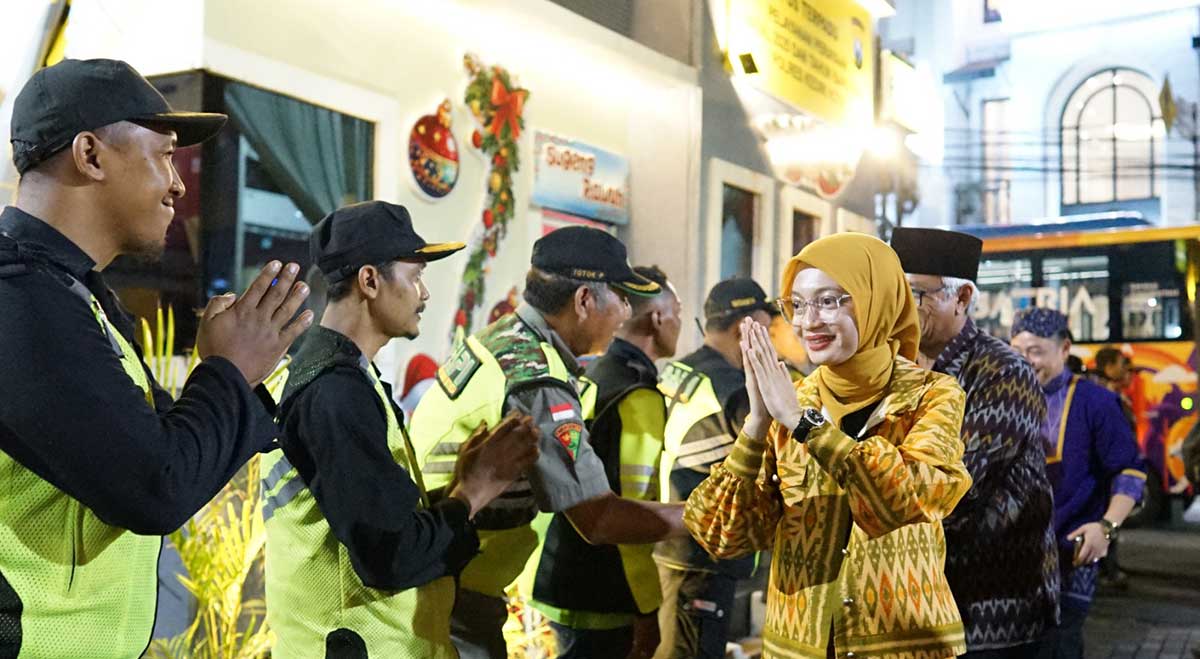 Wali Kota Kediri saat menyapa para petugas. Foto: Ist