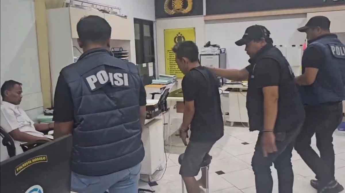 Pelaku saat bersama petugas dari Satresnarkoba Polresta Sidoarjo.