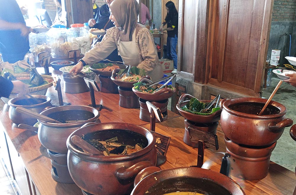 Pilihan beragam menu di Klothok Lawu Sarangan. Foto: ANTON/HB