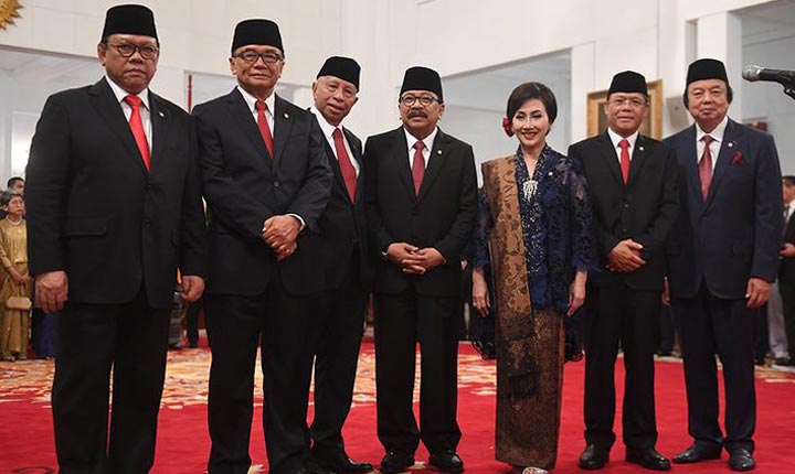 Para anggota Wantimpres yang dilantik Presiden Jokowi di Istana Negara Jakarta. foto: Antara