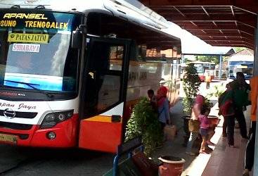 Suasana di Terminal Gayatri Tulungagung. (foto: ferry/BANGSAONLINE)