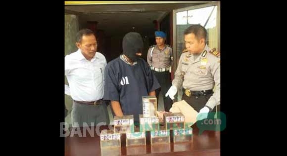 Tersangka bersama barang bukti saat diamankan di Mapolsek Karang Pilang. foto: ekoyono/ BANGSAONLINE