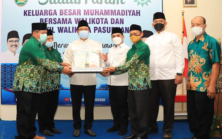 Wali Kota Pasuruan Saifullah Yusuf (tiga dari kiri) dan Wawali Adi Wibowo (empat dari kiri) saat meresmikan Aula Khodijah SDN Al Kautsar.